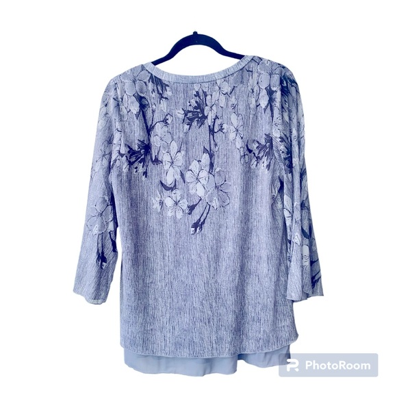 Beautiful flowy top with butterfly split sleeves. - Picture 2 of 6